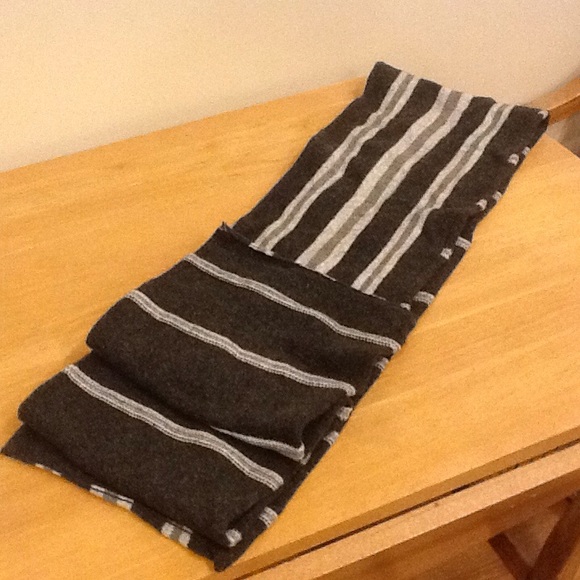 Gap Scarf  reversible and in very good condition - Picture 3 of 7